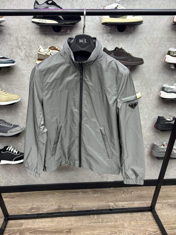 Prada zomerjas logo op arm grijs