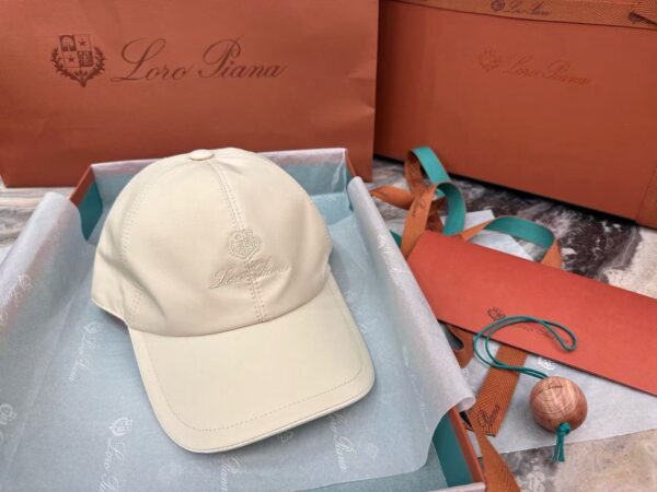 Loro Piana Pet Gebroken Wit