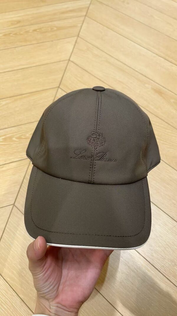 Loro Piana Pet Donker Bruin